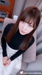超粉嫩的小骚B花容月貌_样子、皮肤、气质都顶呱呱瓣开BB向狼友们展示粉嫩骚穴