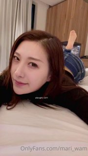 马尾网红外围美女，牛仔裤修长美腿，小伙很满意，拔下内衣一顿亲，拨开内裤舔小穴，吸吮大屌，上位骑乘正入爆操